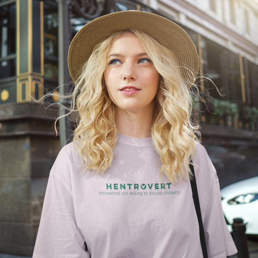 HENTROVERT INTROVERT BUT WILLING TO TALK ABOUT CHICKENS UNISEX OVERSIZED BOXY TEE